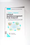 Lehrbuch Qualitätsmanagement in der Arztpraxis: Entwicklung und Einführung eines - Helmut Nüllen
