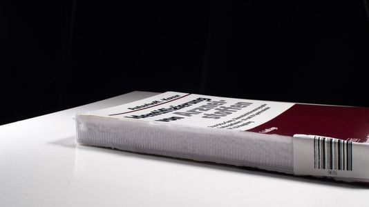 Identifizierung von Arzneistoffen: Stas-Otto-Gang, Dünnschichtchromatographie, Farbreaktionen, UV- und IR-Spektroskopie, DC-UV-Kopplung